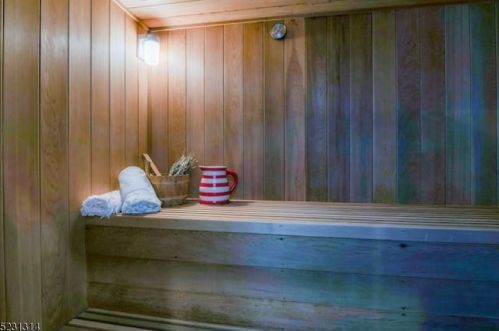 23 Oak Rdg, Springfield NJ 07081-3719 exterior