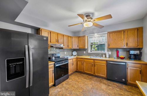 215 Main St, Pilesgrove NJ  08098-1043 exterior