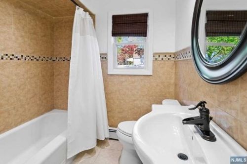 545 Kenwood Pl, Teaneck NJ 07666-1652 exterior