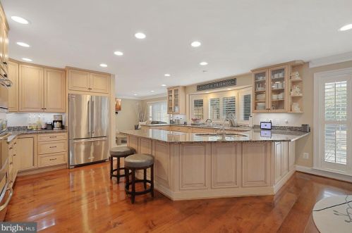 1008 Kimberwicke Rd, Mc Lean VA 22102-1328 exterior