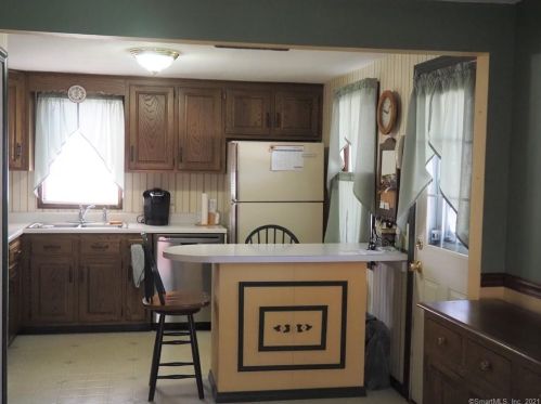 94 Hawthorne St, Manchester CT 06042-3021 exterior