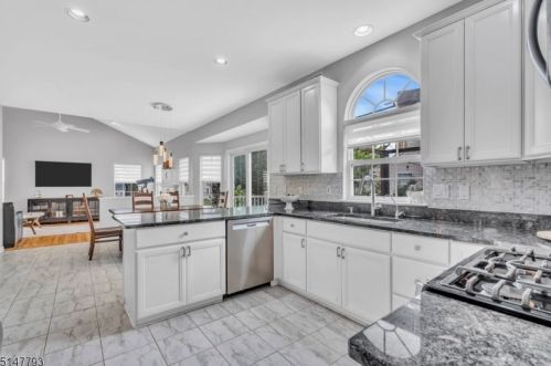 37 Heinrick Way, Bridgewater NJ 08807-5660 exterior