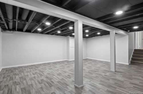 421 Beech Daly St, Dearborn Heights MI  48125-1000 exterior