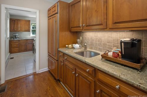 140 Long Lots Rd, Westport CT 06880-3826 exterior