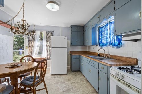 5230 56th St, Milwaukee, WI 53218-3214