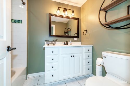 828 Stratford Ave, Elmhurst IL 60126-4651 exterior