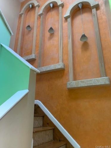 18 Cedar Ct, Middletown NY 10940-6940 exterior