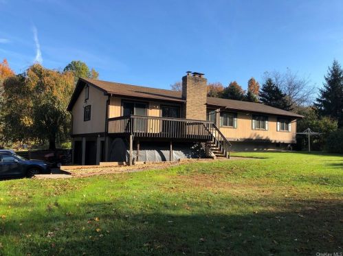 10 Farm Mdw Ln, Montgomery NY 12549-2100 exterior
