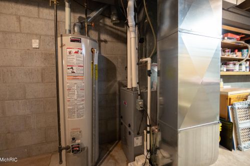 1154 Cadillac Dr, Meskegon MI 49445-1917 exterior