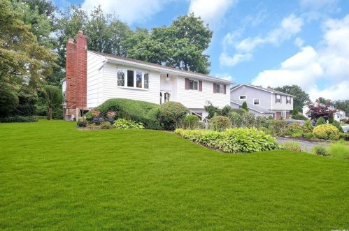 8 Balsam Ln, Commack NY  11725-2415 exterior