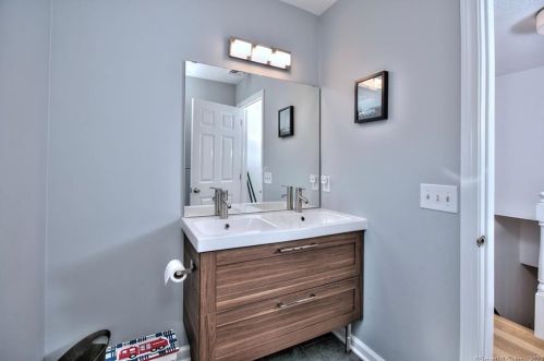 26 Bauer Pl, Westport CT 06880-4101 exterior