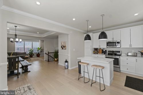 5925 Foote St, Washington, DC 20019-6943