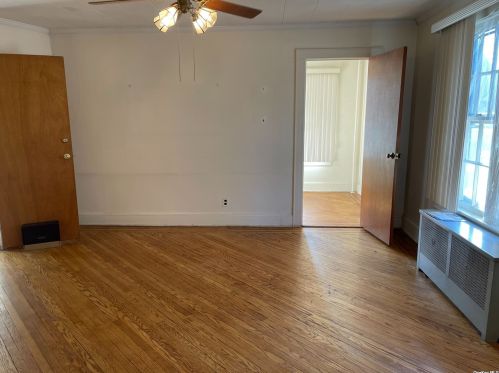 147 Locust St, Valley Stream, NY 11581-2129