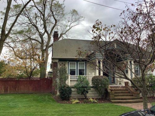 54 Frst Ave, Valley Stream NY 11581-1327 exterior