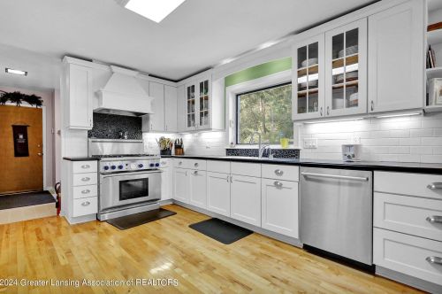 1053 Lantern Hl Dr, East Lansing MI 48823-2831 exterior