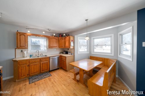 4085 Nicholl Ave, Meskegon MI 49444-3633 exterior