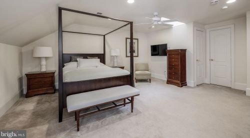 1456 Harvest Xing Dr, Mc Lean VA 22101-5651 exterior