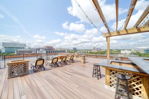 1645 Ogden Ave, Chicago IL  60612-4199 exterior