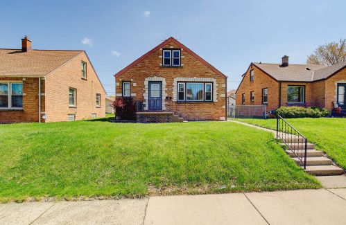 3154 17th St, Milwaukee, WI 53215-4502