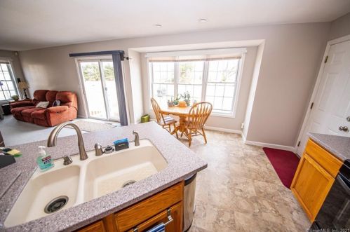 16 Misty Mdw Rd, Enfield CT 06082-3943 exterior