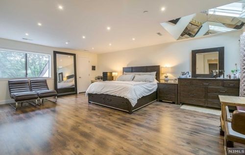 11 Lawrence Ct, Teaneck NJ 07666-6489 exterior