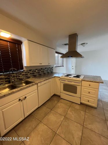 422 La Cholla Blvd, Tucson AZ  85745-2157 exterior