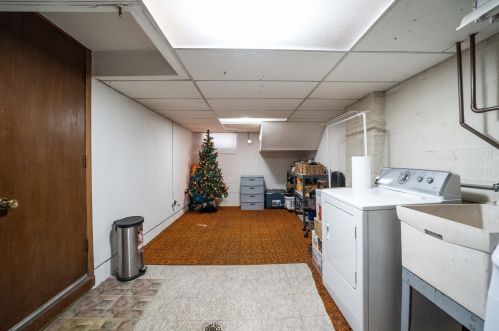 5135 Camelot Ln, Milwaukee WI 53221-3121 exterior