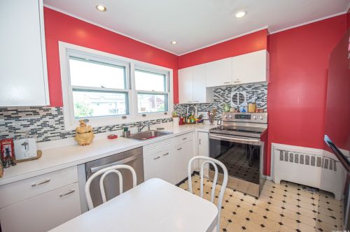 22 Darewood Ln, Valley Stream NY 11581-2408 exterior