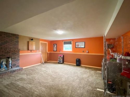 3 Oliver Rd, Enfield CT 06082-5512 exterior