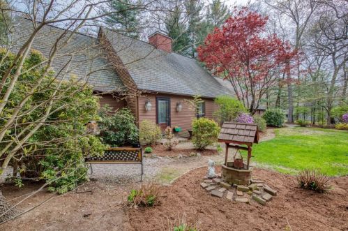 25 Knollwood Cir, Springfield, MA 01106-2712