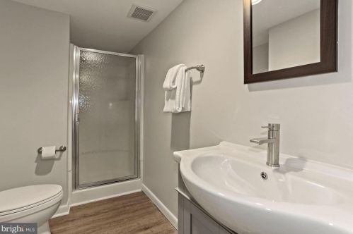 701 Rdg Dr, Mc Lean VA 22101-1620 exterior