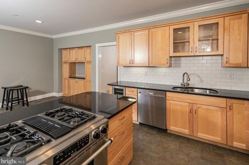 57 Governors Ln, Princeton NJ 08540-3672 exterior