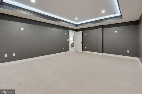 1422 Mayflower Dr, Mc Lean VA 22101-5615 exterior