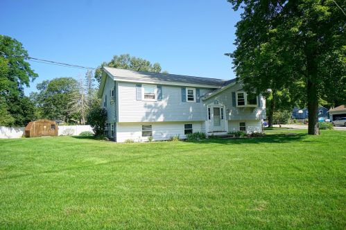 3 Robin St, Concord, NH 03303-1157