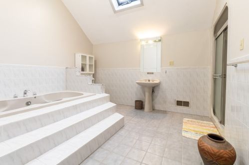 4942 2 Ave, Pittsburgh PA 15207-4600 exterior