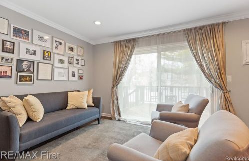 101 Walnut Blvd, Rochester MI 48307-2051 exterior