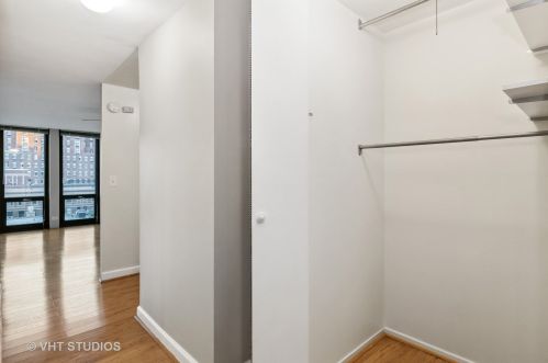 1 Scott St, Chicago IL 60610-2309 exterior