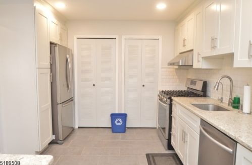 16 Ruby Ln, East Hanover NJ  07936-3434 exterior