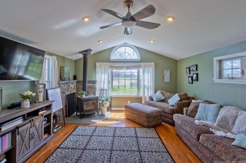 82 Mullen Rd, Enfield CT 06082-6033 exterior