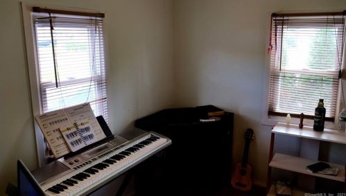 52 Broadleaf Ln, Enfield CT 06082-5543 exterior