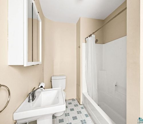 2719 2nd St, Duluth MN 55812-1920 exterior