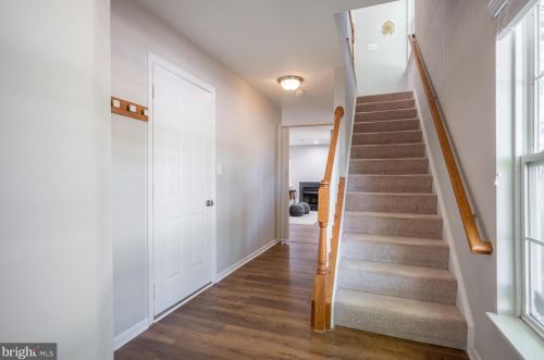 6940 Lerwick Ct, Alexandria VA  22315-5717 exterior