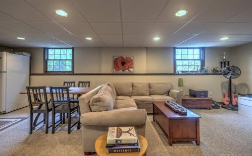 55 Mtn Brk Rd, North Haven CT 06473-1019 exterior