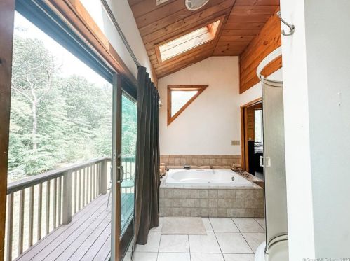 334 Ledge Rd, Killingly CT 06241-1910 exterior