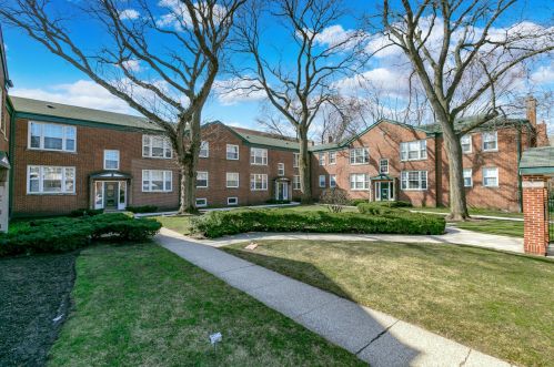 2421 Fitch Ave, Chicago, IL 60645-3307