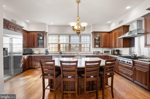 124 Bainbridge St, Philadelphia PA 19147-1866 exterior