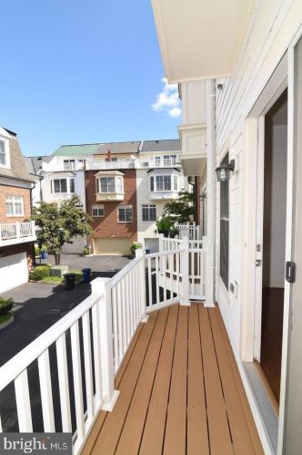 713 Carpenter Rd, Alexandria VA  22314-6227 exterior