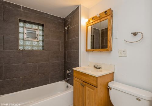 1333 Roscoe St, Chicago IL 60657-6782 exterior