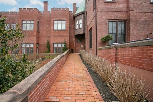 78 Rhode Island Ave, Middletown RI 02840-7711 exterior