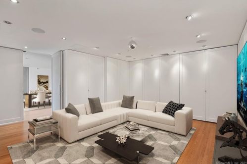 15 Hycliff Rd, Greenwich CT 06831-3223 exterior